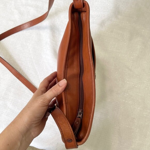 Etienne Aigner Leather Crossbody Bag. Brown Leather. - Picture 4 of 12